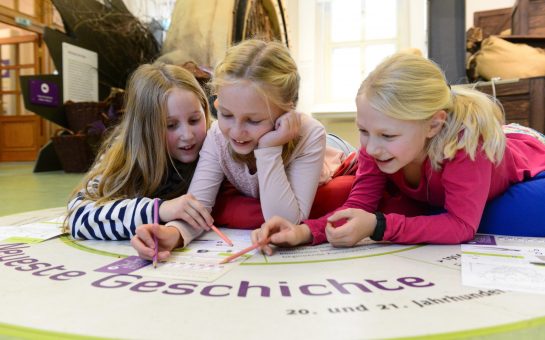 Kinder im Musuem beim Entdecken
