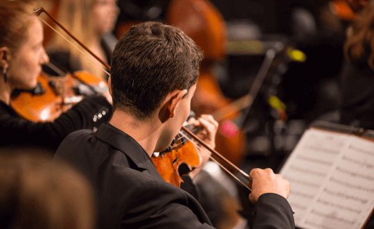 Das besondere Konzert zur Jahreswende, Foto von Stephan Röhl, zu sehen ist ein spielender Violinist