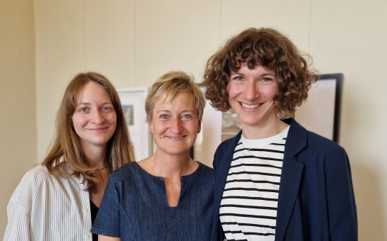 Ricarda Mueller mit ihren Töchtern Isabell und Antonia in ihrer Ausstellung