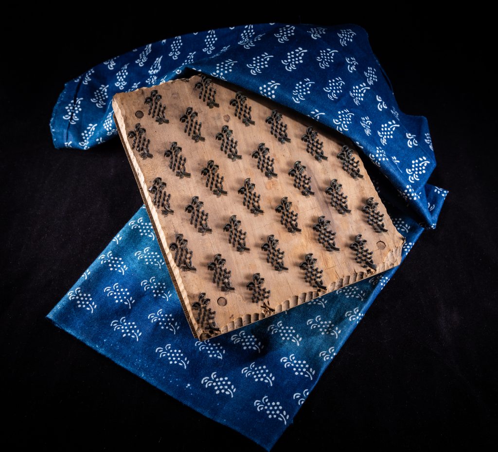Blaudruckmodel aus der Sammlung des Stadtmuseums; o.J., Holz und Eisenbeschläge; 5 x 17 x 20 cm