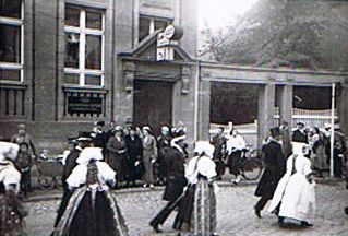 Hochzeitszug durch Hoyerswerda nach dem Verbot der Domowina