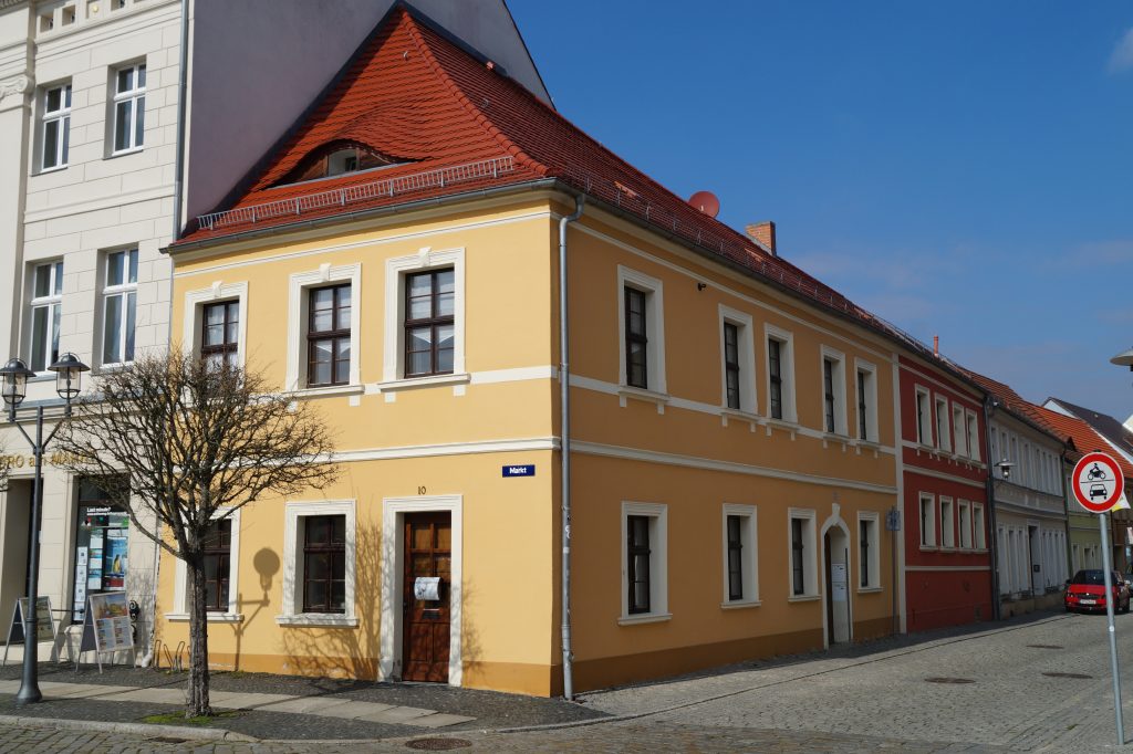 In den 1970er Jahren kaufte Herr Nötzold die Gebäude der ehemaligen Bäckerei Druschke und richtete im Haus Spremberger Straße 17 (zweites Haus von links mit rotem Anstrich) eine Schauwerkstatt für Blaudruck ein.