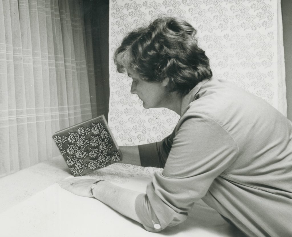 Um 1980, in der Blaudruckwerkstatt Nötzold. Das Aufsetzten der Blaudruckmodel auf die gespannte Stoffbahn.