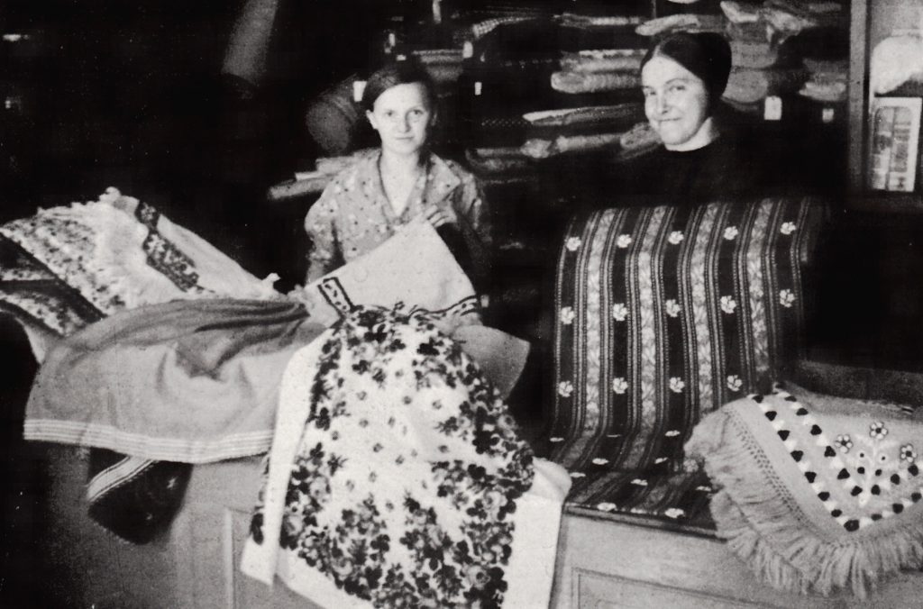 Helene (rechts) und Anna Jatzwauk in ihrem Laden, 1938