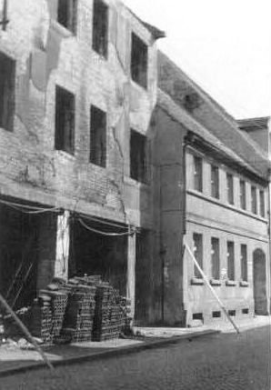 Wiederaufbau des Trachtenhauses in der Senftenberger Straße 19
