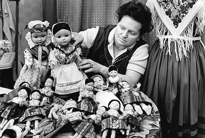 Anna Böhme mit einer Auswahl ihrer Trachtenpuppen